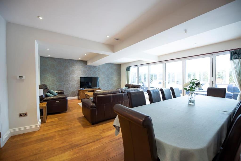 Luxury 6 Bedroom House With Parking - Northwood Northwood  Kültér fotó