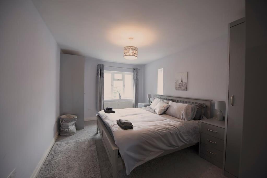 Luxury 6 Bedroom House With Parking - Northwood Northwood  Kültér fotó